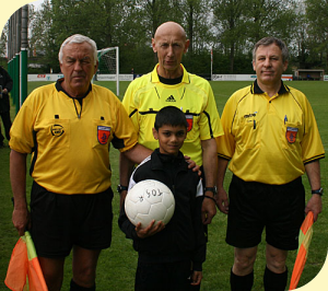 Arbiter Harry van Beek (in het midden)